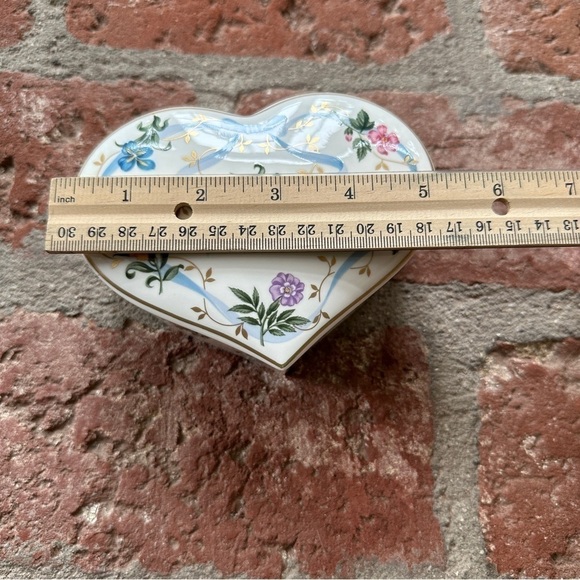 Christopher Stuart Floral Ribbon Y1516 Fine Bone China Heart Trinket Box - Picture 7 of 15